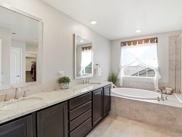 8275 Arapahoe Peak St, Littleton, CO 80125