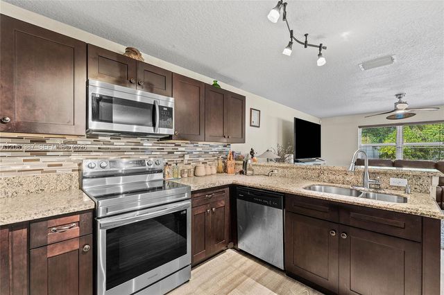 4044 Eastridge Cir, Deerfield Beach, FL 33064