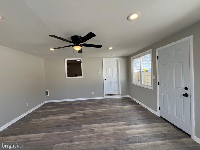 119 RAILROAD AVE, Swedesboro, NJ 08085