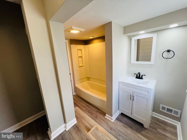 119 RAILROAD AVE, Swedesboro, NJ 08085