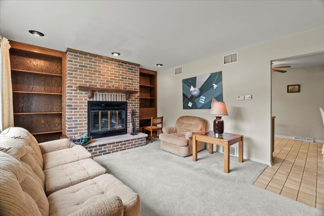 9160 S 88th Court, Hickory Hills, IL 60457