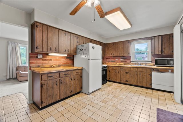 9160 S 88th Court, Hickory Hills, IL 60457