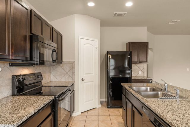 110 DENTON DR, Hutto, TX 78634