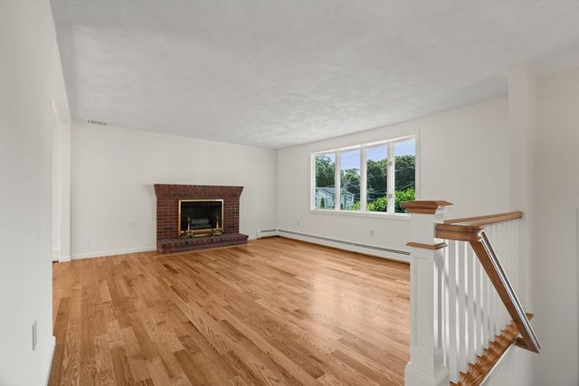 31 Phillips Cir, Waltham, MA 02452