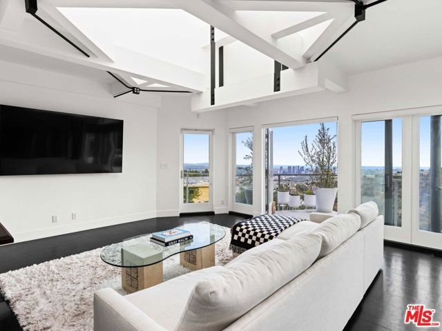 1885 Sunset Plaza Drive, West Hollywood, CA 90069