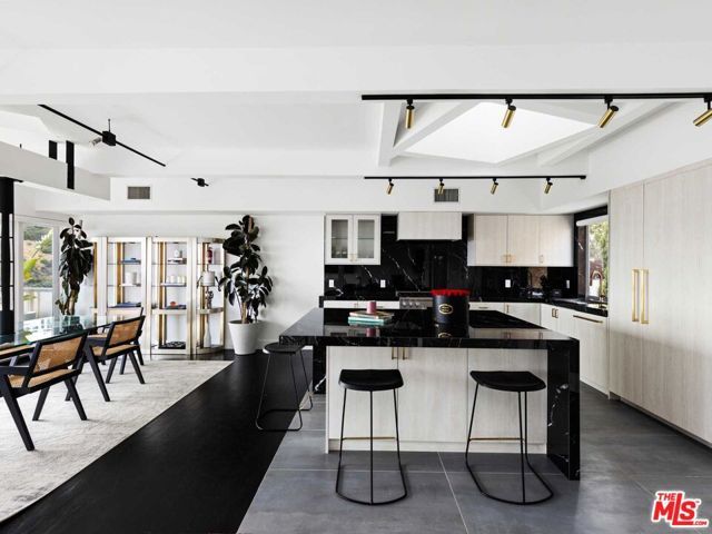 1885 Sunset Plaza Drive, West Hollywood, CA 90069