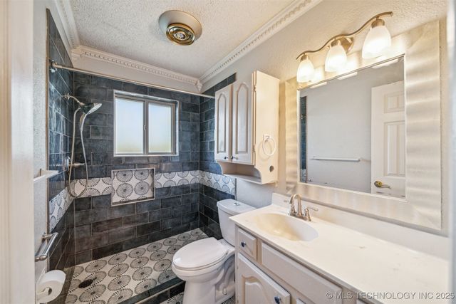 204 E Saddlerock Road, Sand Springs, OK 74063