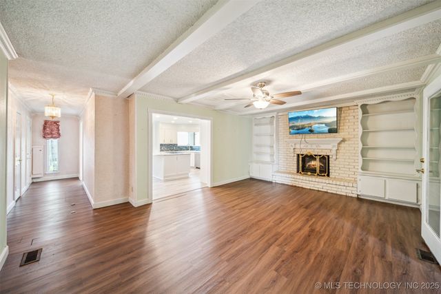 204 E Saddlerock Road, Sand Springs, OK 74063