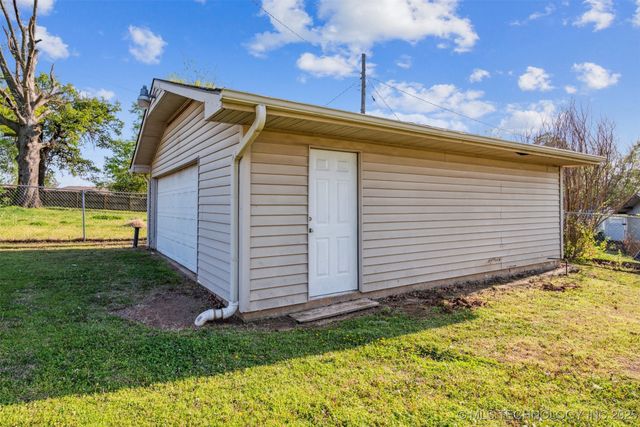 204 E Saddlerock Road, Sand Springs, OK 74063