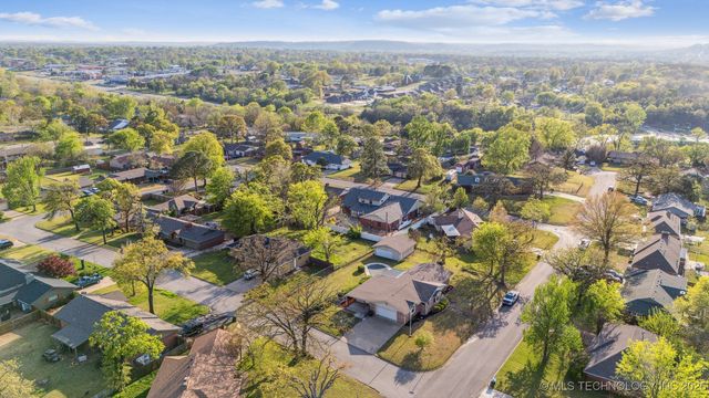 204 E Saddlerock Road, Sand Springs, OK 74063