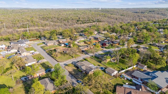 204 E Saddlerock Road, Sand Springs, OK 74063