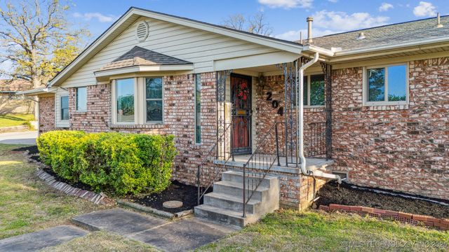 204 E Saddlerock Road, Sand Springs, OK 74063