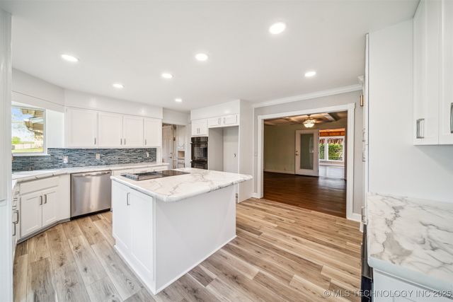 204 E Saddlerock Road, Sand Springs, OK 74063