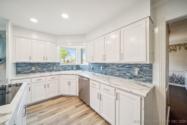 204 E Saddlerock Road, Sand Springs, OK 74063