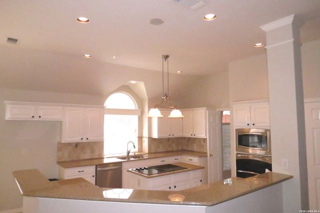 14 GROGANS MILL DR, San Antonio, TX 78248