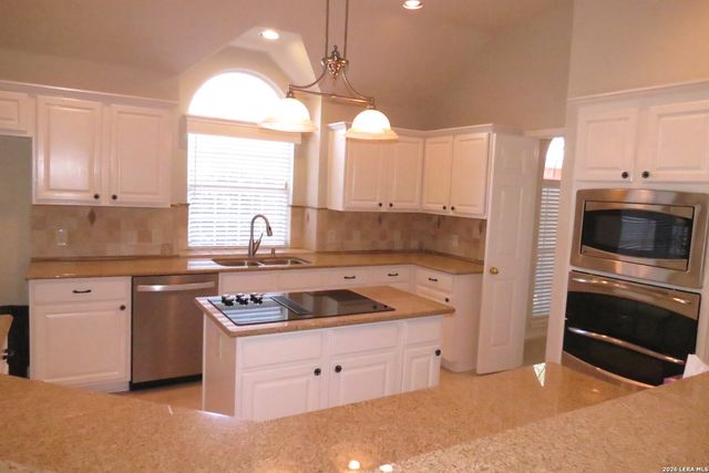 14 GROGANS MILL DR, San Antonio, TX 78248