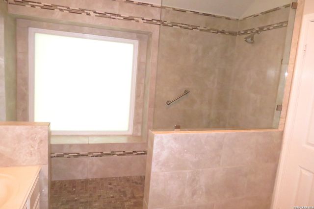 14 GROGANS MILL DR, San Antonio, TX 78248