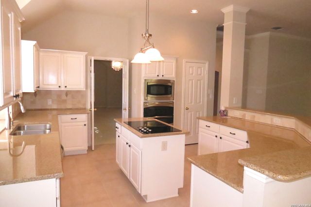 14 GROGANS MILL DR, San Antonio, TX 78248