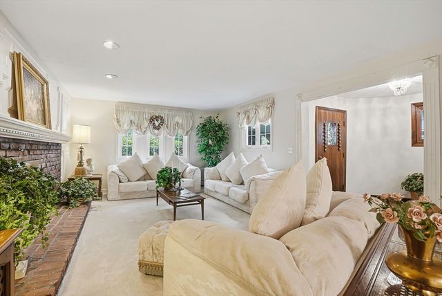 39 School Street, Hopkinton, MA 01748