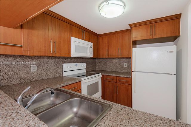 1082 W 79th St 25, Hialeah, FL 33014