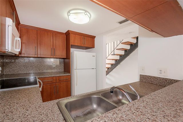 1082 W 79th St 25, Hialeah, FL 33014