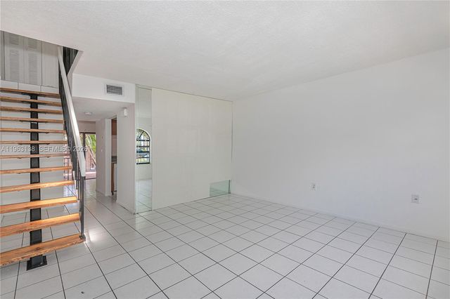 1082 W 79th St 25, Hialeah, FL 33014