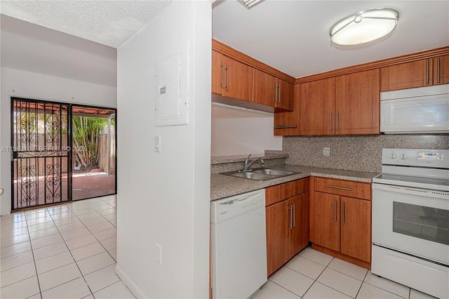 1082 W 79th St 25, Hialeah, FL 33014