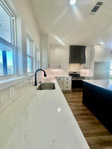 121 S First Street, Benton, AR 72015