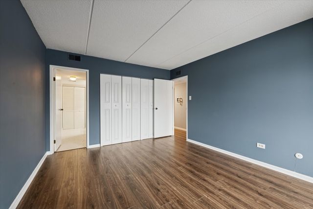 8025 Woodglen Lane 303, Downers Grove, IL 60516