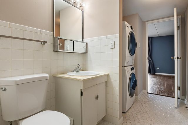 8025 Woodglen Lane 303, Downers Grove, IL 60516