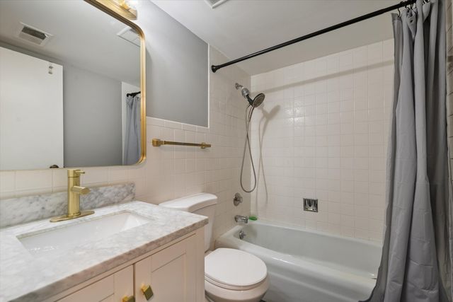 8025 Woodglen Lane 303, Downers Grove, IL 60516