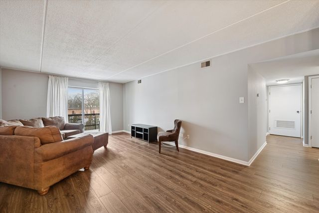 8025 Woodglen Lane 303, Downers Grove, IL 60516