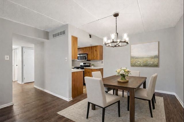 8025 Woodglen Lane 303, Downers Grove, IL 60516