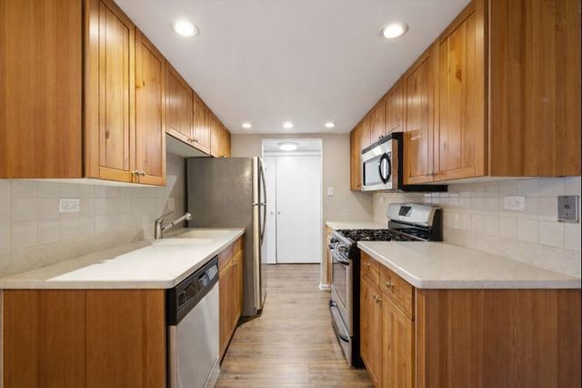 8025 Woodglen Lane 303, Downers Grove, IL 60516