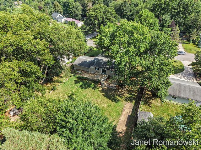 11141 Woodbushe Drive SE, Lowell, MI 49331