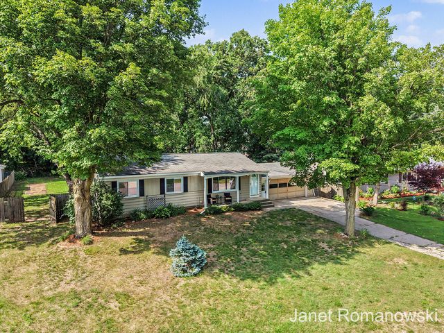 11141 Woodbushe Drive SE, Lowell, MI 49331