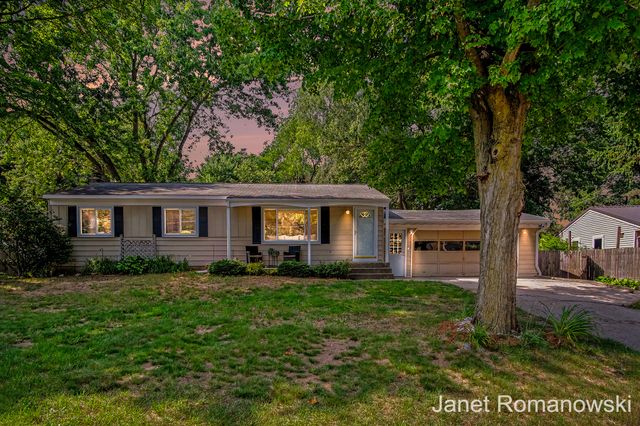 11141 Woodbushe Drive SE, Lowell, MI 49331