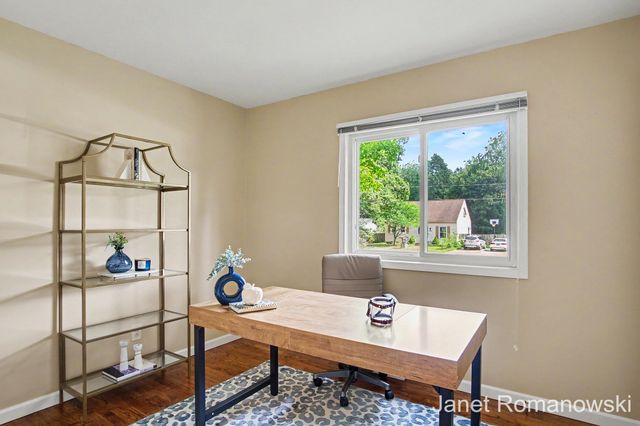 11141 Woodbushe Drive SE, Lowell, MI 49331