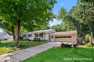 11141 Woodbushe Drive SE, Lowell, MI 49331