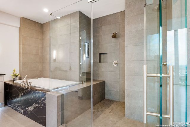 610 E Market St Unit 3304, San Antonio, TX 78205