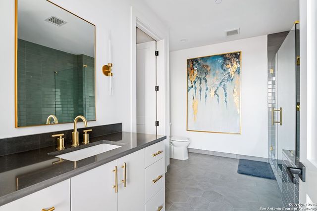 610 E Market St Unit 3304, San Antonio, TX 78205