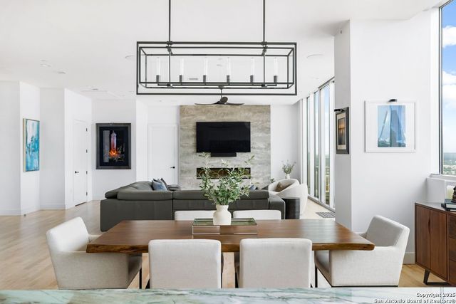 610 E Market St Unit 3304, San Antonio, TX 78205