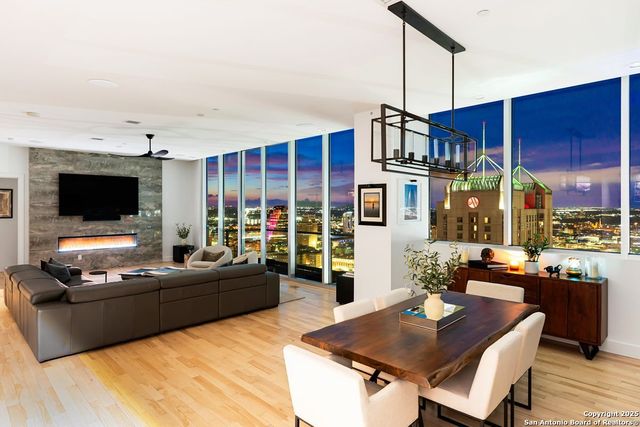 610 E Market St Unit 3304, San Antonio, TX 78205