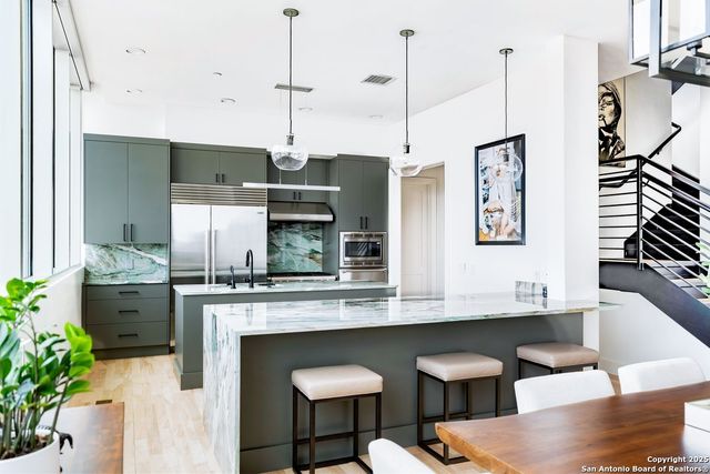 610 E Market St Unit 3304, San Antonio, TX 78205