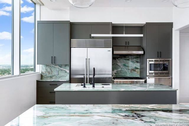 610 E Market St Unit 3304, San Antonio, TX 78205