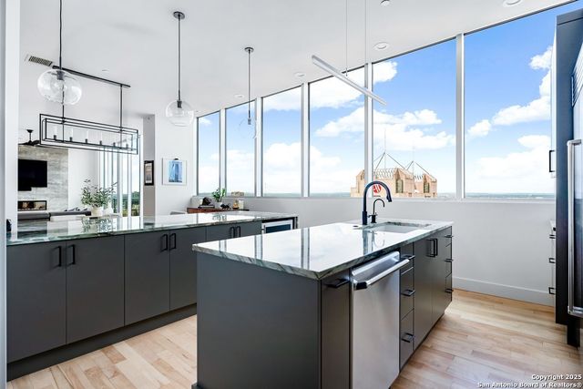 610 E Market St Unit 3304, San Antonio, TX 78205