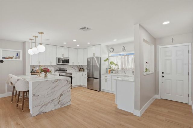 411 42ND AVENUE NE, St Petersburg, FL 33703