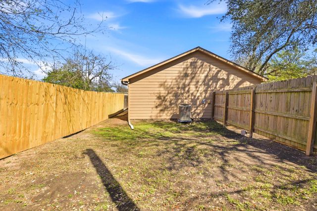 823 N Commerce ST A, Lockhart, TX 78644