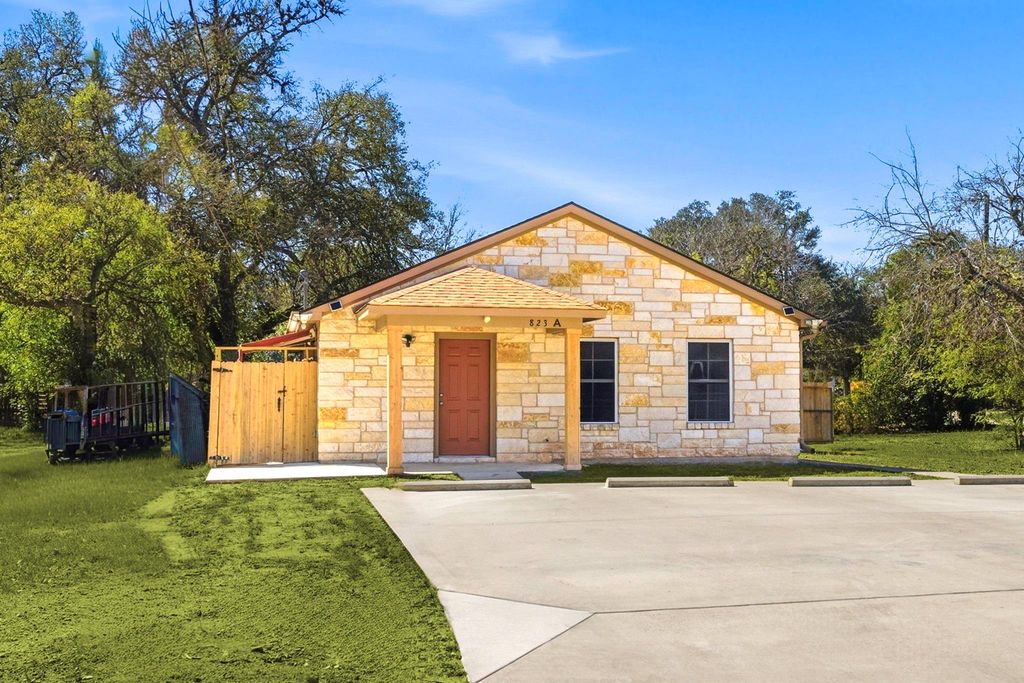 823 N Commerce ST A, Lockhart, TX 78644