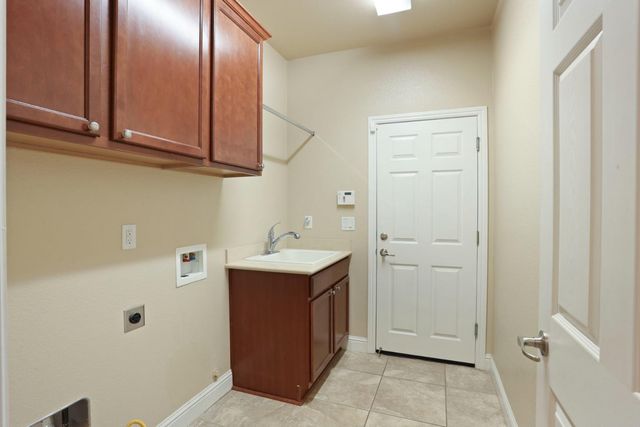 1995 Shady Oak St, Manteca, CA 95336